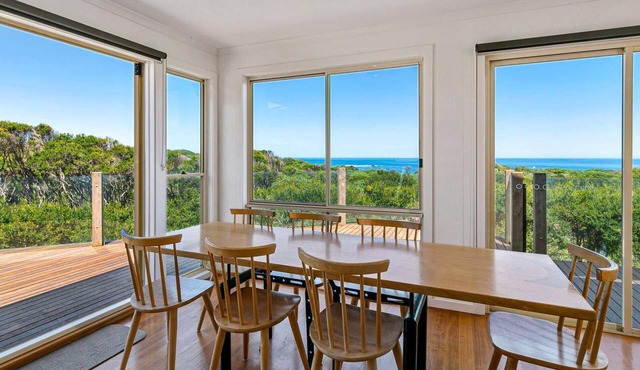 The Deck House - sleeps 8 in SMITHS BEACH