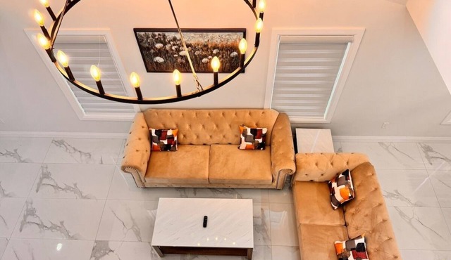 The Glorious Glidden Stunner / 5bd 4bth with Patio in Windsor