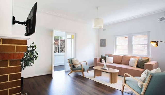 The "Heri" a 2Bed Glebe Retreat with Garden, BBQ & Free Parking