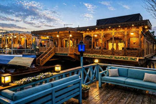 The Heritage Group of Houseboats