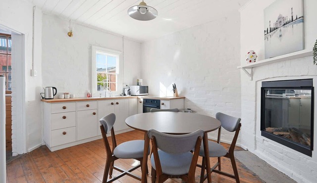 The Heritage Stay 1860s Cottage Central CBD