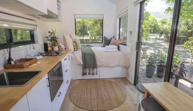 The Rocks - Maple Tiny Home in Bright