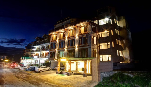 The Woodbine is situated amongst lofty evergreens and sublime Peaks.