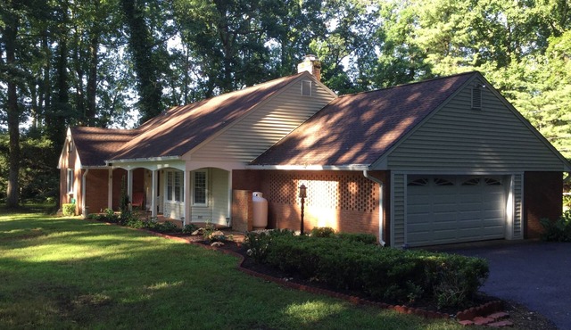 This charming and spacious home on 1.5 acres.SLEEPS 16 and 35 NEARBY COTTAGE in Warrenton