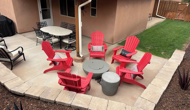 THREE KING BEDS! Parking, CLEAN, Views, FIREPIT, Pool, Hot Tub, ACCESSIBLE! in Moab