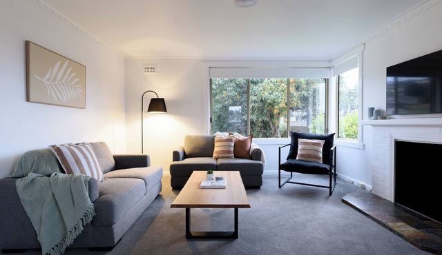 Tidy & Comfortable 2-Bed Home with Study – Close to Town in Ulverstone