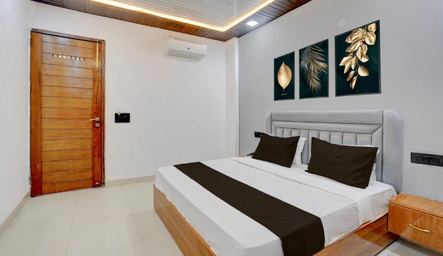 Townhouse Tuessday Suites Nearst Mr Bhatura Bala Sector 122