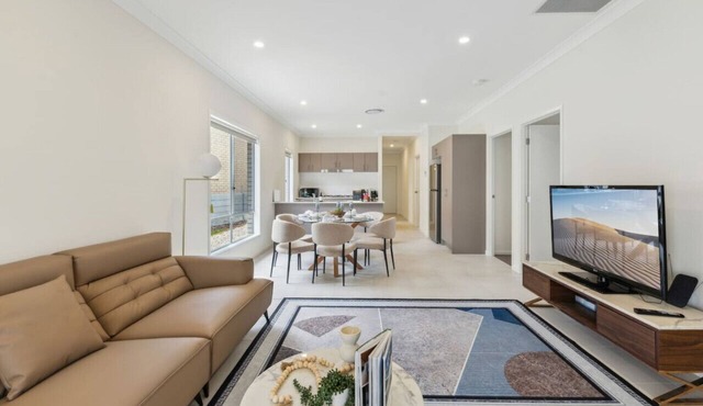 Tranquil 3B2B Home w/Parking/Backyard 5Mins toMall