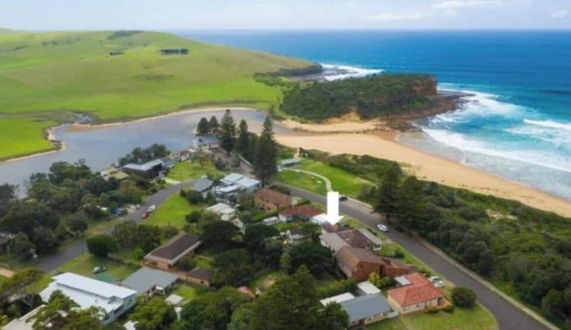 Tranquil Beachside cottage. A stone throw from the beach & Hiking.Pet-friendly.