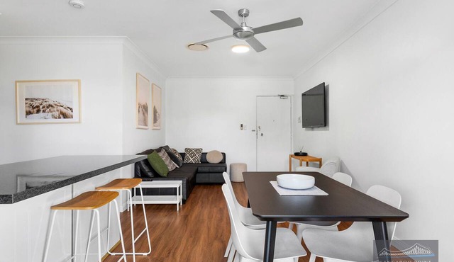 Tranquil Taringa 2 Bed Sleeps 5,Close to Bus and Train Indooroopilly Shopping in Taringa