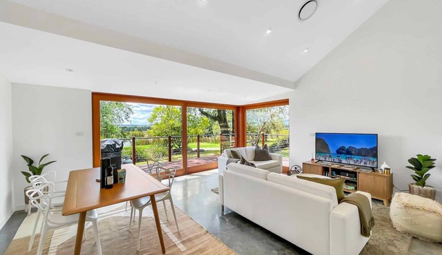 Two Doors - Unique 2 bdrm cottage on picturesque vineyard estate