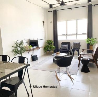 Ulique Homestay Batu Buruk- Near KTCC, Drawbridge, Mayang Mall
