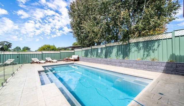 Under the Grapevines with Pool & BBQ in Dubbo