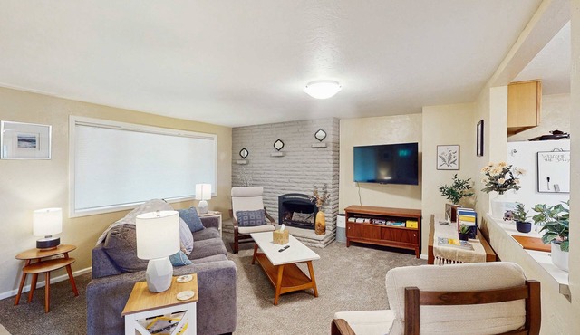 Upper level of duplex with a large deck & mountain view - dog friendly for 1 dog in Eugene