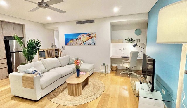 Upscale 1BR next Bondi Westfield & Trains with secure parking