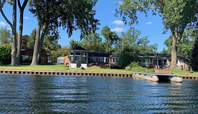 Upscale Cass Lakefront 3 KING BR Home big deck/yard, boat/swim dock and fire pit in West Bloomfield