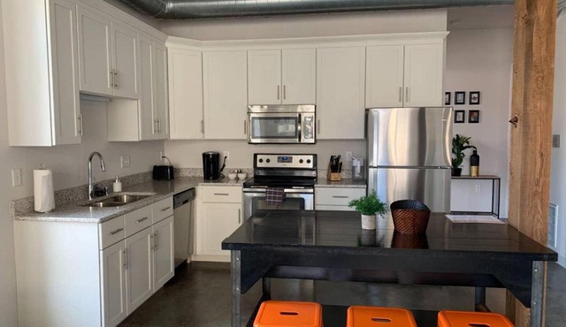 Upscale Riverfront 2BR Apt in Milwaukee