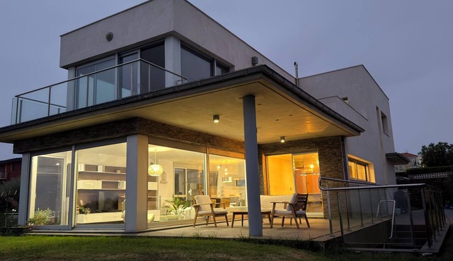 Villa with Endless Ocean Views · Stylish Host in Bareyo