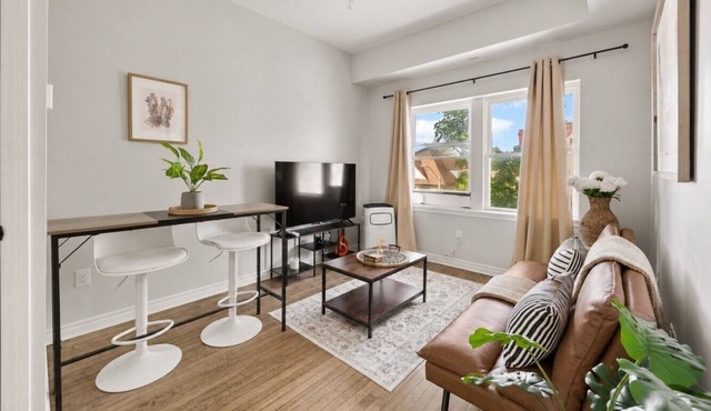 Walkerville 1BR | Parking + WiFi + Workspace in Windsor