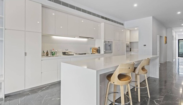Waterfront Gem in Dockland Expansive 5BR/4BA in Docklands