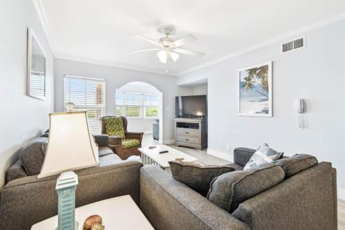 Waterfront Resort-Style Condo 3 Min to Beach! in Clearwater Beach