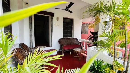 White Villa Guest House Near Rock Beach And White Town