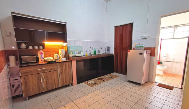 WHY PAY MORE @ Downtown Double Storey Homestay