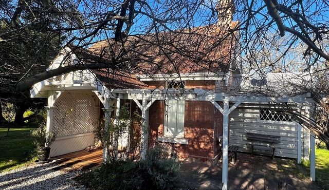 Willow Cottage – Historic Southern Highlands Retreat with Fireplace & Patio