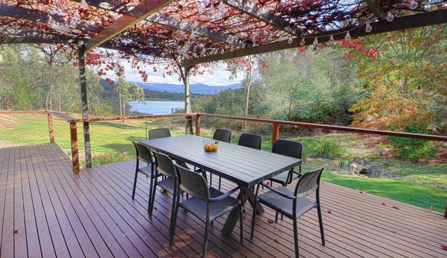 Willowbend - private oasis on 4 acres with direct access to Lake Eildon. in Macs Cove