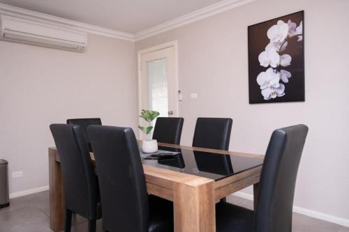 Wonderful Windred - Quiet & Homely, 4 Smart TVs