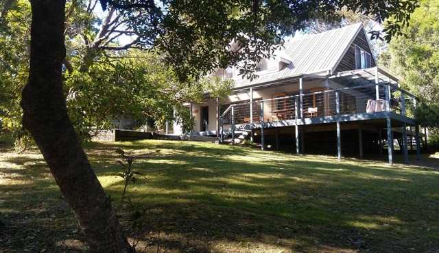 Wonga Beach House- ideally located directly above Tathra Beach!