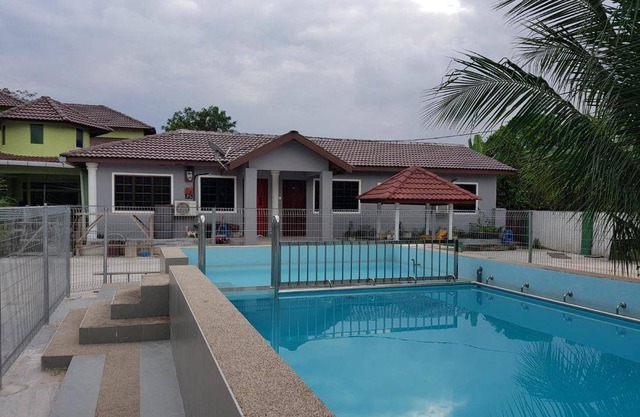 Mri Homestay Sg Buloh - 2 Br House with Centralised Private Pool