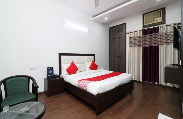 OYO 28617 Saket Residency