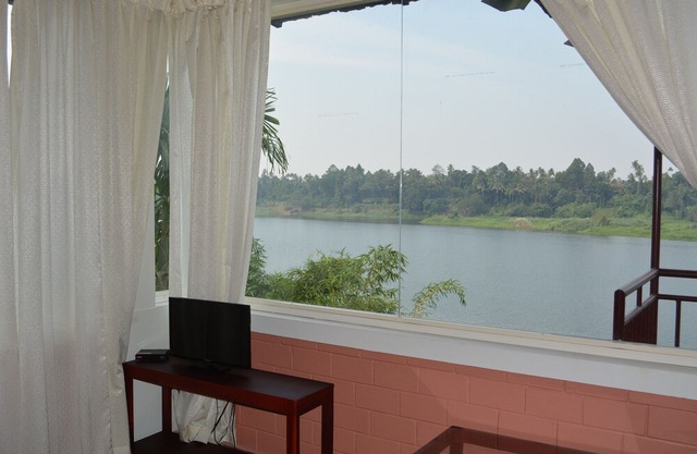Periyar RiverView Homestay II, Near Cochin Airport, Kochi | RiverView AC Rooms