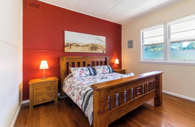 Summer Bay Cottage Hat Head linen included. Minimum 3 night stay.