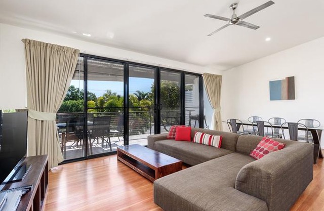Unit 2 Rainbow Surf - Modern double storey townhouse with large shared pool close to beach and shops in Rainbow Beach