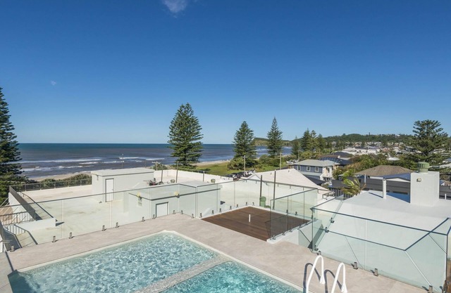 Wintersview 2 - Beachfront Apartment with Rooftop Pool