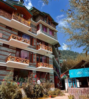 Yolo Backpackers Manali 