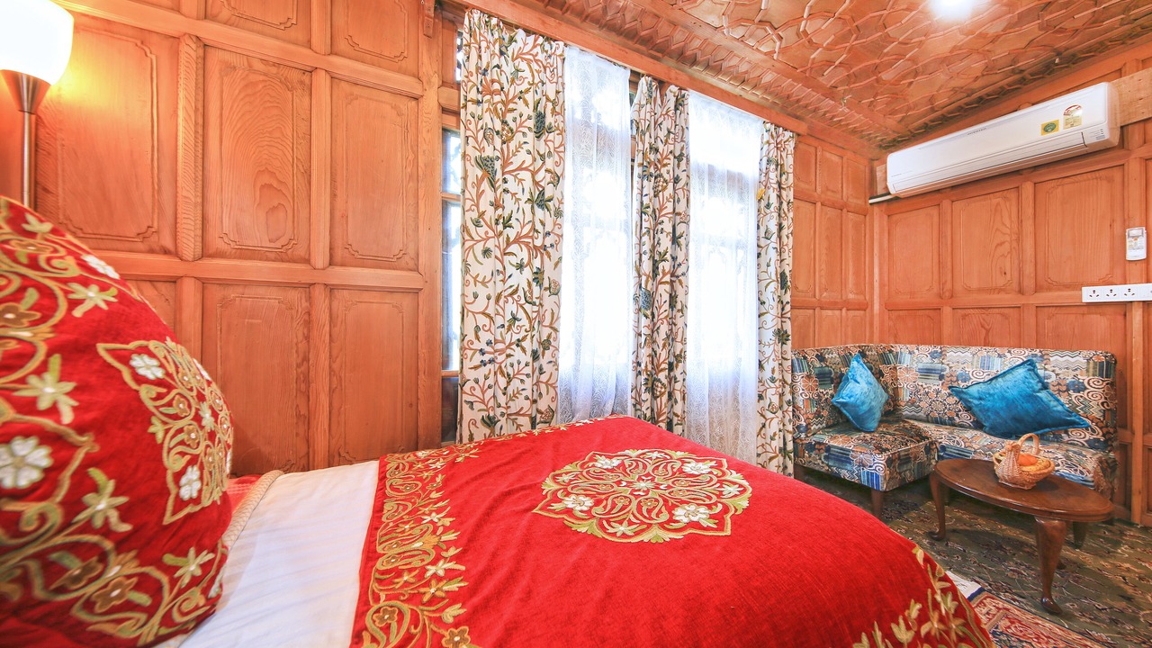 Photo of Bedroom in Dal Lake