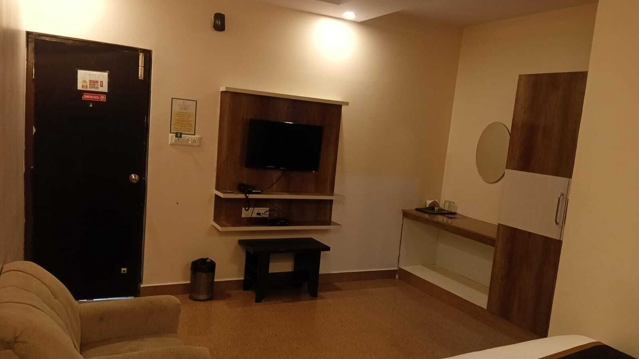 Photo of Bedroom in HBR Layout
