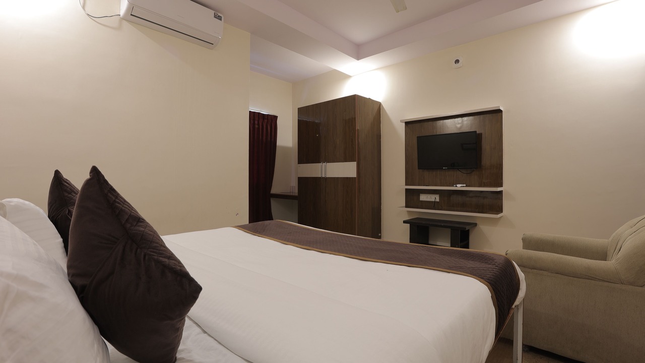 Photo of Bedroom in HBR Layout