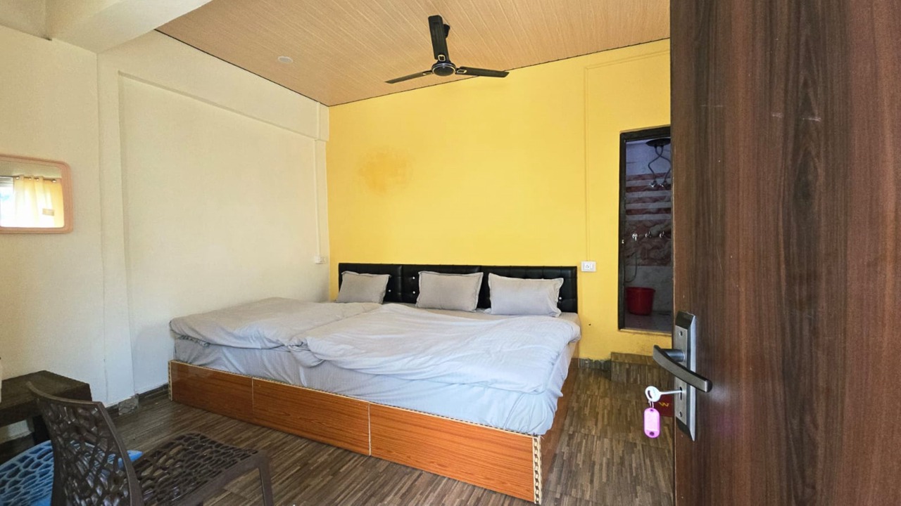 Photo of Bedroom in Nandaprayag