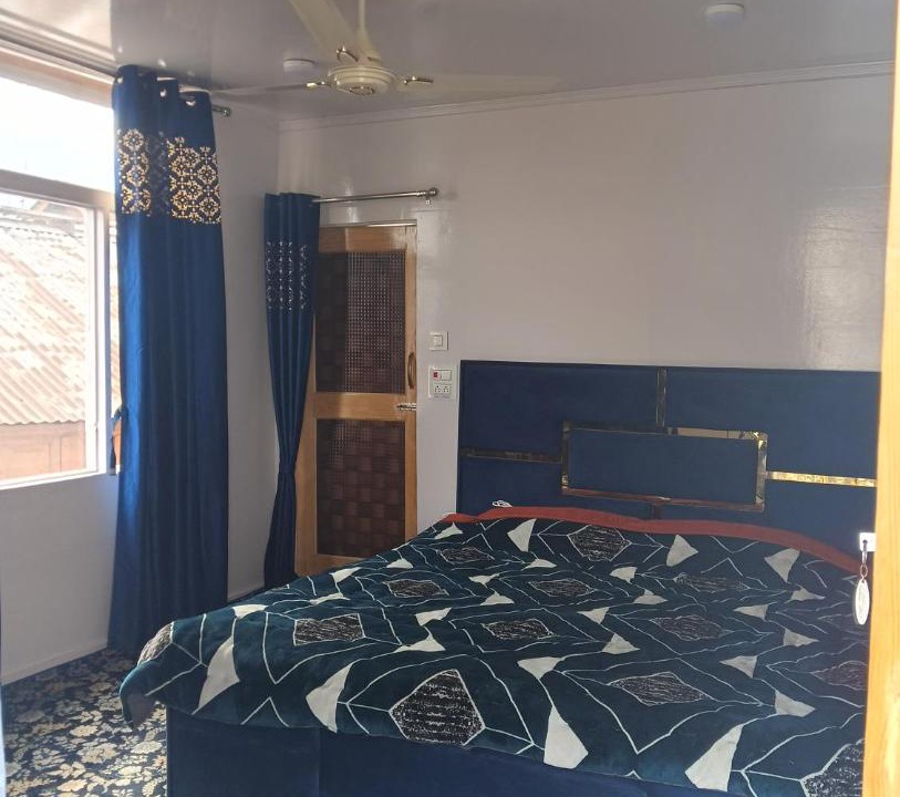 Photo of Bedroom in Dal Lake