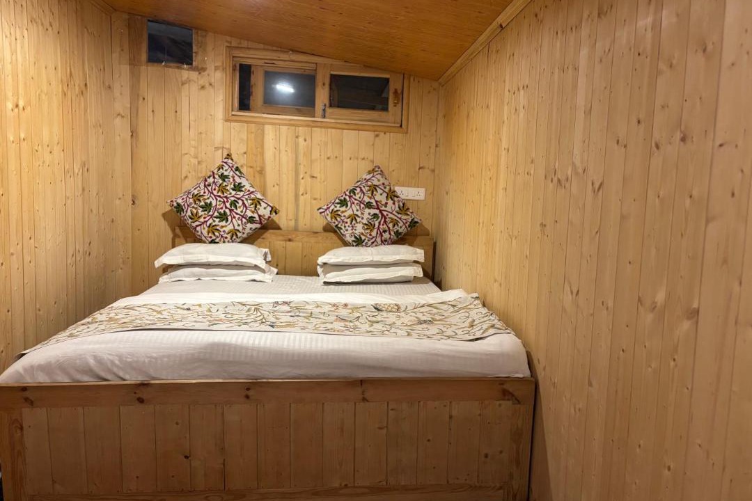 Photo of Bedroom in Dal Lake
