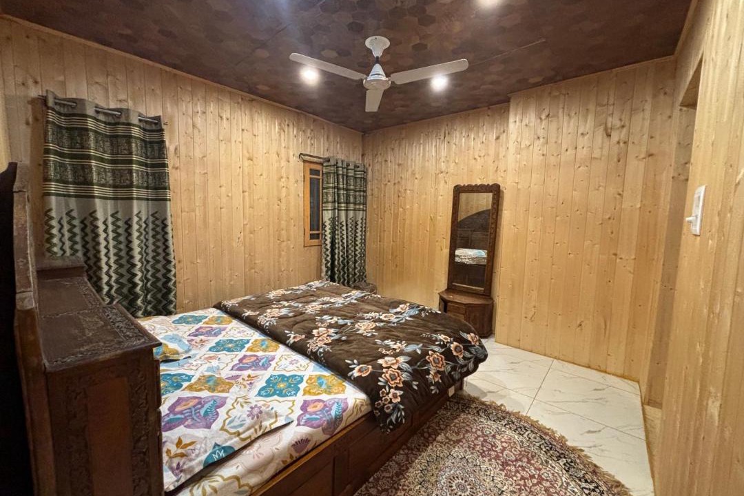 Photo of Bedroom in Dal Lake