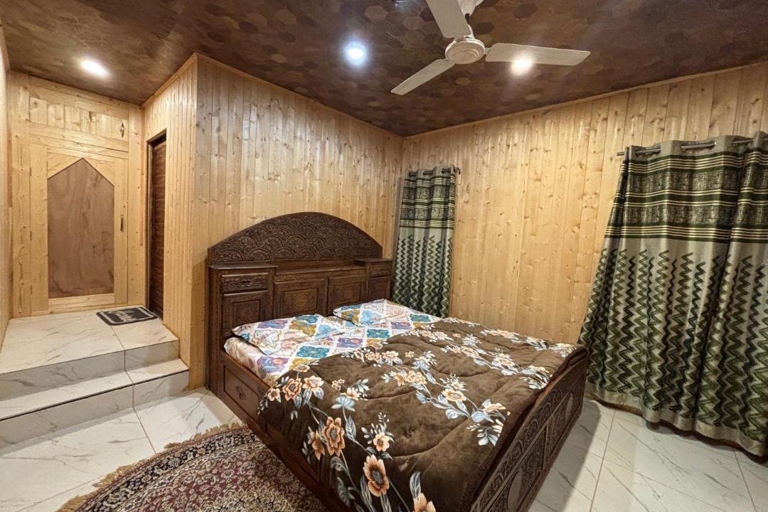 Photo of Bedroom in Dal Lake