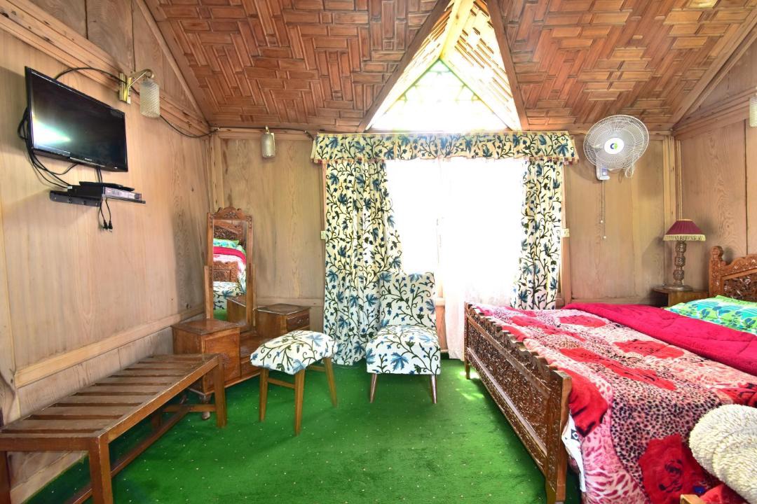 Photo of Bedroom in Dal Lake