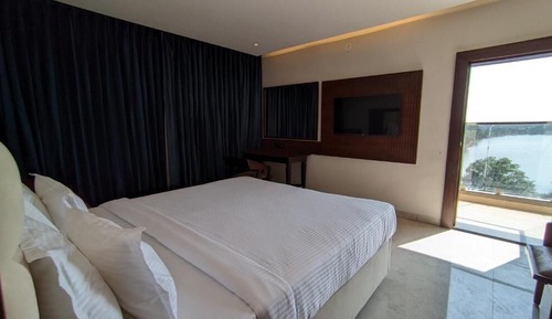 Business Studio Suite, Non Smoking, Lake View