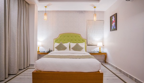 Elegant Oasis with Gallery