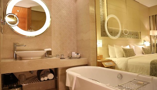 Executive Suite King Bed with Bath Tub, Club Lounge Access